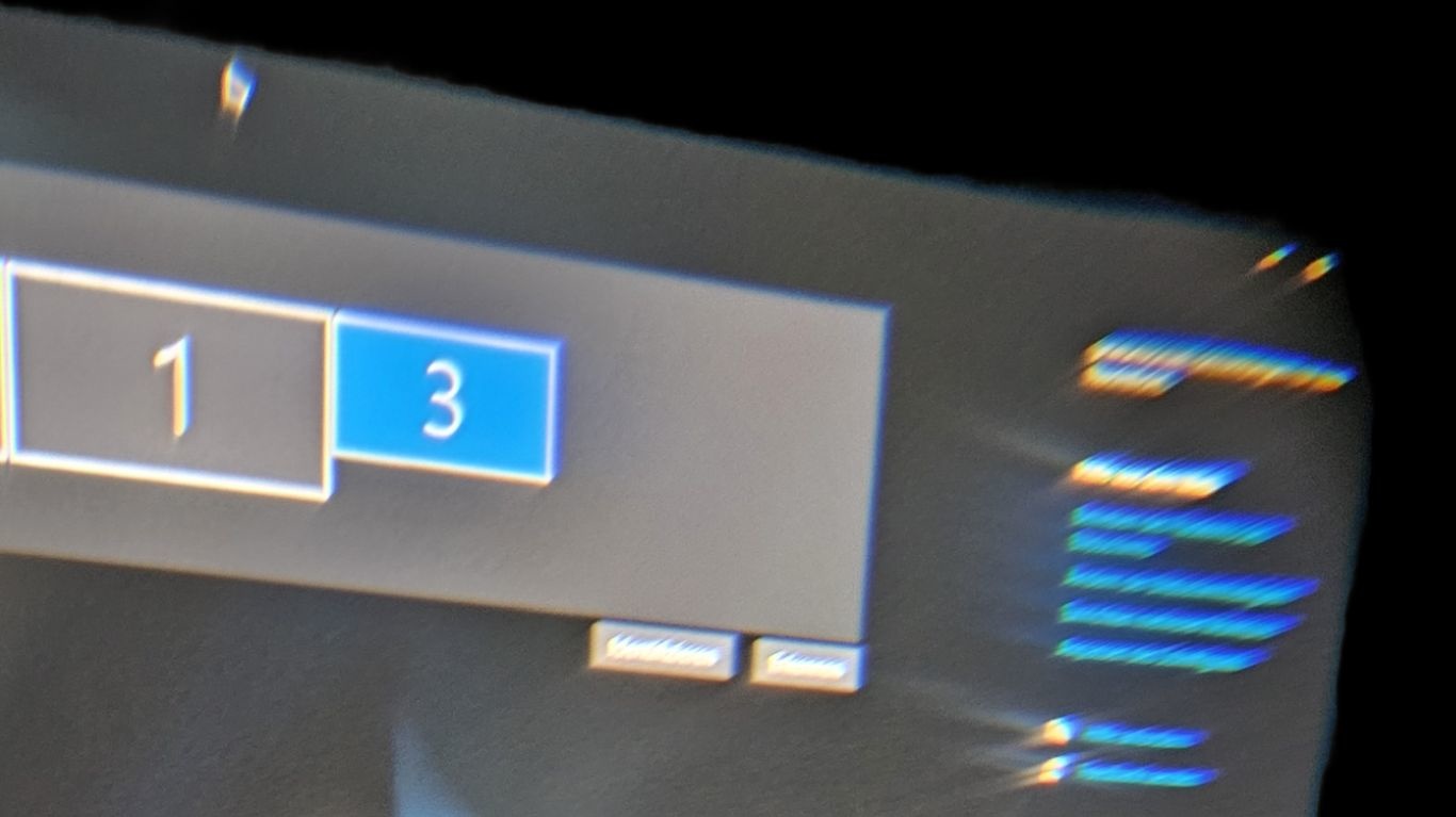 (A picture through the lenses of the PSVR2 shows the Cinemamode screen, here classified as display 3, on which the display settings window is running)